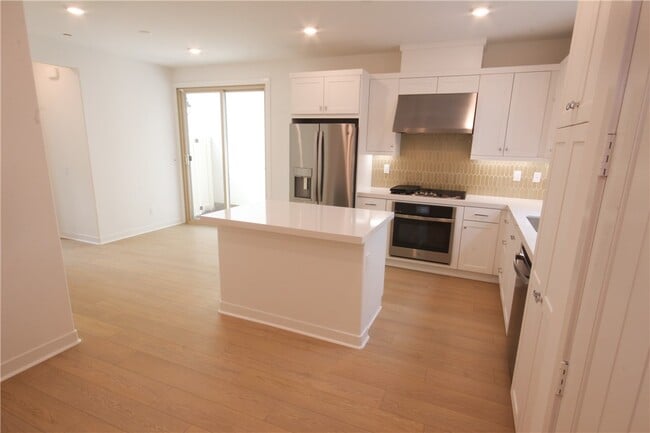 Building Photo - 513 Embrook Way