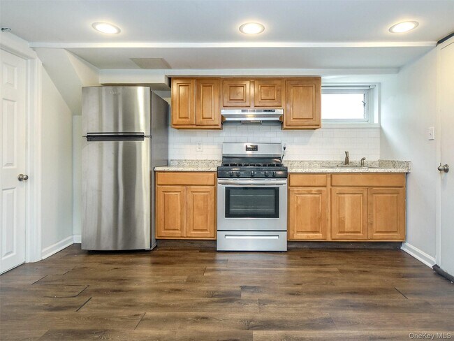 Building Photo - 3 Pequot Ave