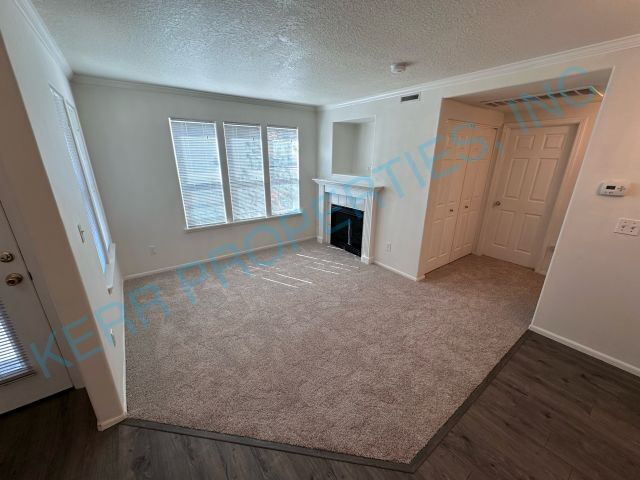 Building Photo - FREE RENT! Charming 2-Bed Condo Retreat in Milwaukie – Cozy 900 Sq Ft Living!