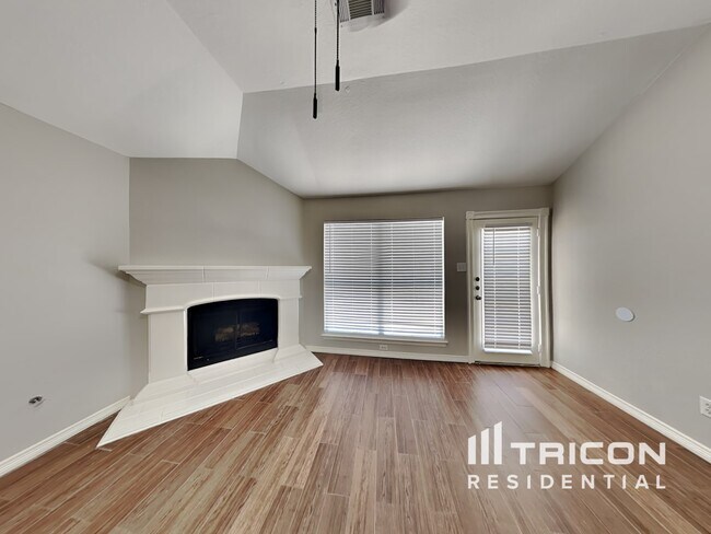 Building Photo - 221 Mesa View