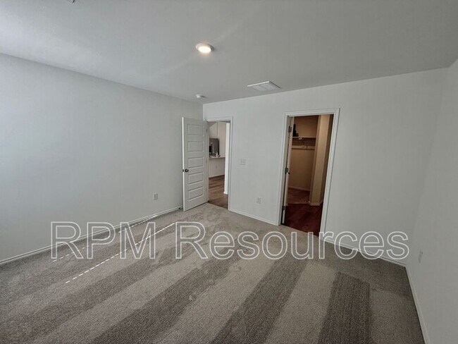 Building Photo - 10401 Little Blue Ln