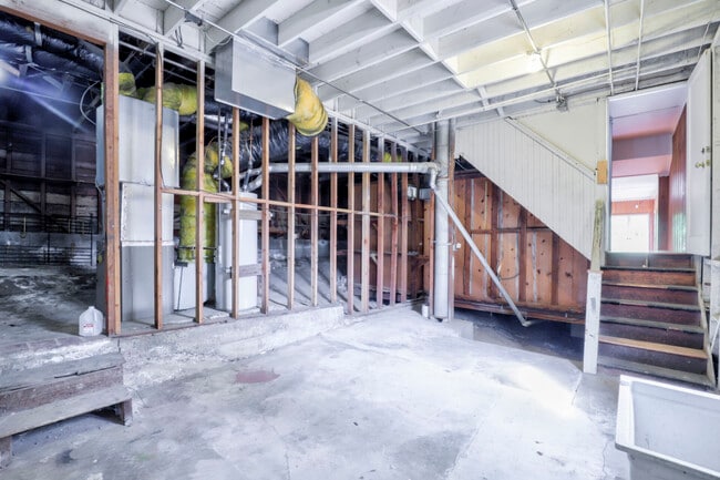 Building Photo - 733 Grosvenor Pl