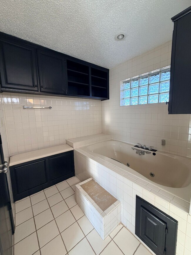 Building Photo - 1323 SE Clover Ln