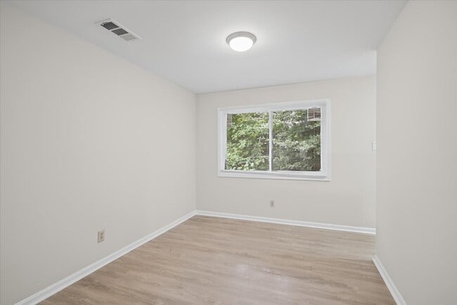 Building Photo - 2430 Coosawattee Dr NE