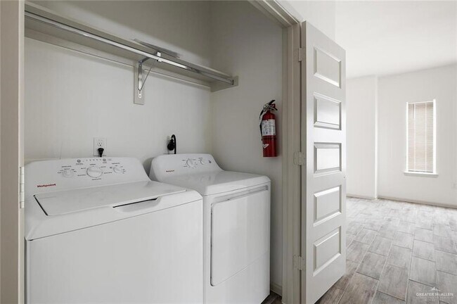 Building Photo - 428 Frio Ln