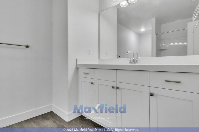 Building Photo - Spacious 5-Bedroom End-Unit Townhome with ...