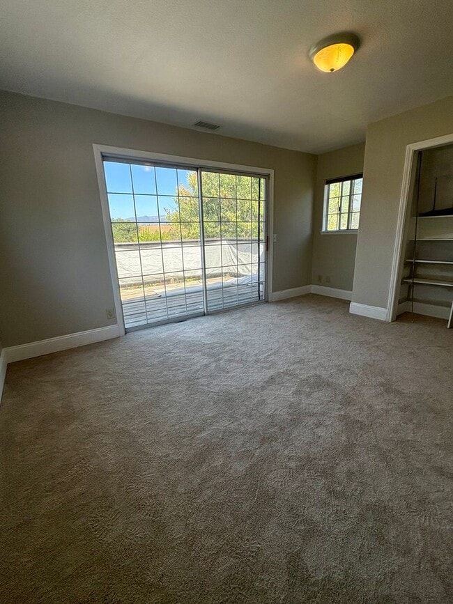 Building Photo - Single Family Home in Oak View!