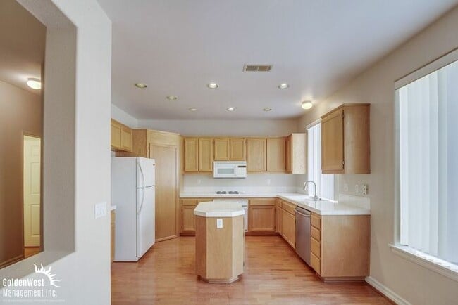 Building Photo - Immaculate 3Bdm 2.5Ba Townhouse with  2-Car Garage