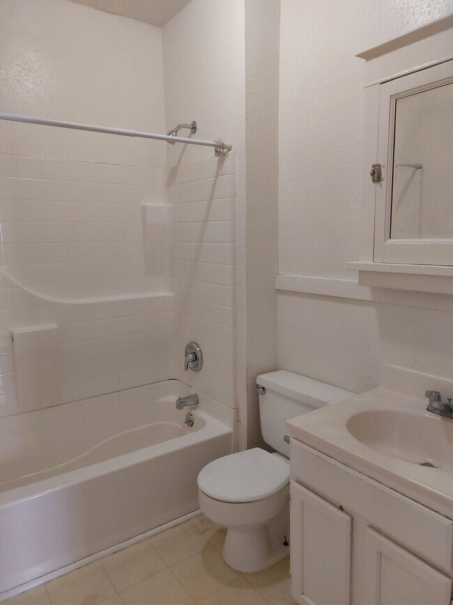 Building Photo - College Housing - 4 bedrooms