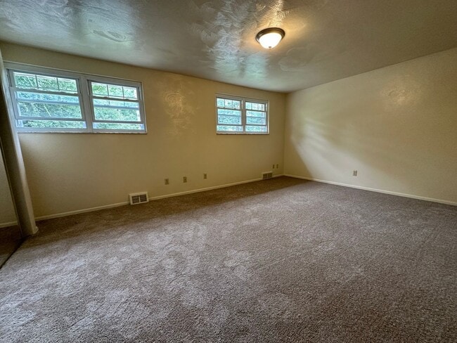 Building Photo - Enticing 2BR Townhouse with Central A/C an...