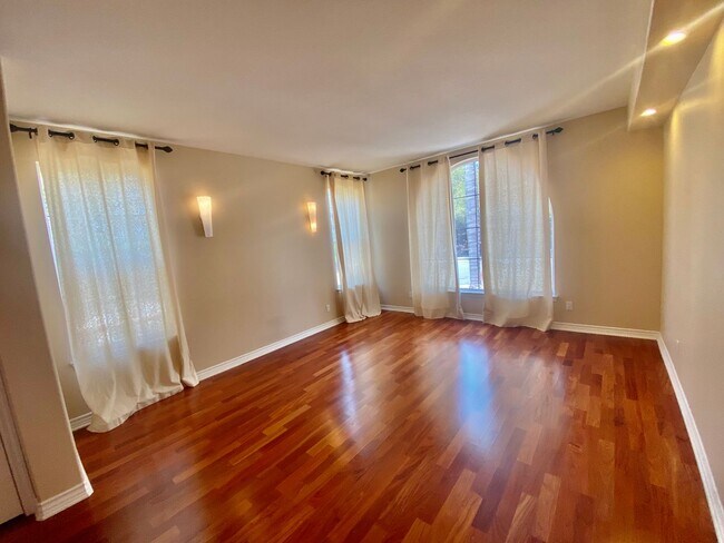 Building Photo - Elegant 5 Bedroom Home With Sweeping Staircase and Tons of Space!