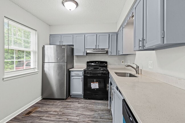 Building Photo - Summer Special! Updated 3BR Townhome with Basement + $250 Off First Month’s Rent