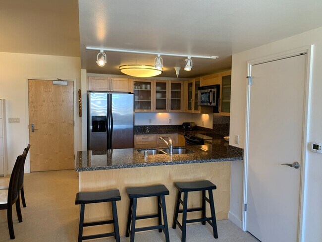 Building Photo - Fully Furnished 1 Bed-1BathPet Friendly Un...