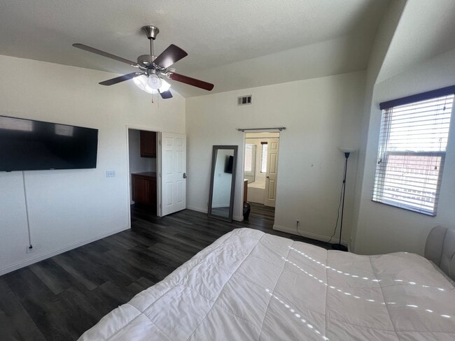 Building Photo - Spacious 4-Bedroom Home in Desirable Apple Valley Neighborhood