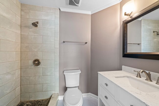 Building Photo - Modern 2 Bed 2 Bath. Only 1 Block Away from Jacksonville Beach. Pet Friendly