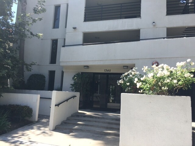 Building Photo - 1345 S Beverly Glen Blvd