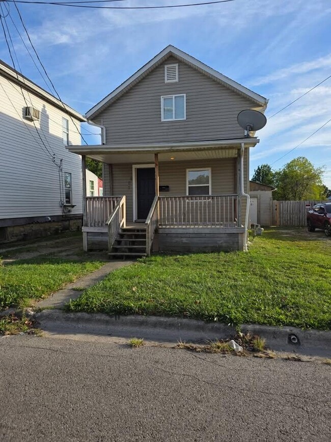 Building Photo - 667 E Woodrow Ave