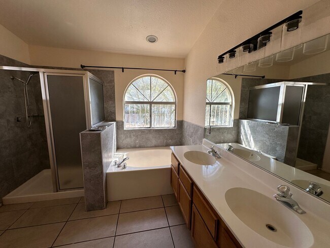 Building Photo - Great location. 4 bedroom single story Las Vegas home for rent.