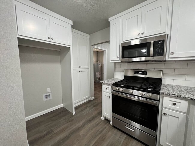 Building Photo - Beautifully Renovated 3 Bed, 1 Bath House