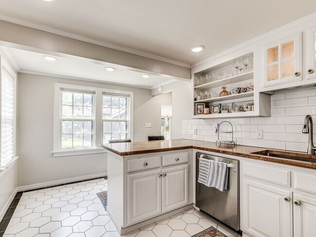 Building Photo - Beautiful 3bedroom/2 bathroom/1 Car Garage...