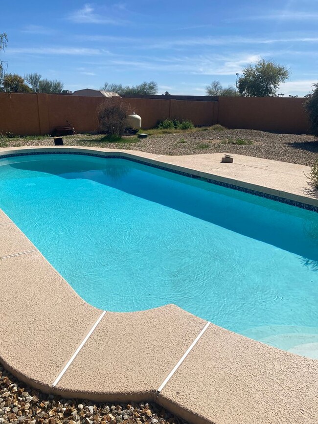 Building Photo - 3 bed / 3 bath w/Pool on Large Lot in Glen...