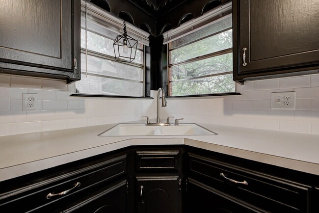 Building Photo - 1333 E Brooks St