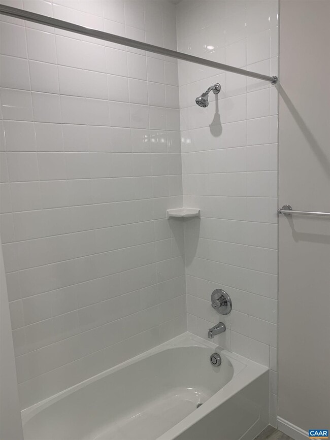 Building Photo - 758 Round Hill Rd