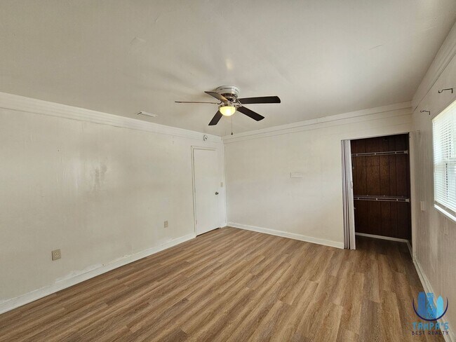 Building Photo - Spacious 3 Bedroom, 2 Bath home with a 2 CAR Carport near down St. Petersburg *Available Now*