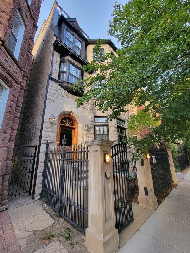 Building Photo - 746 W Belden Ave