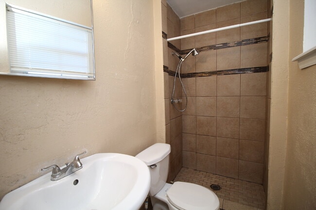Building Photo - 3BR/2BA Home with Bonus Room & Fenced Yard...