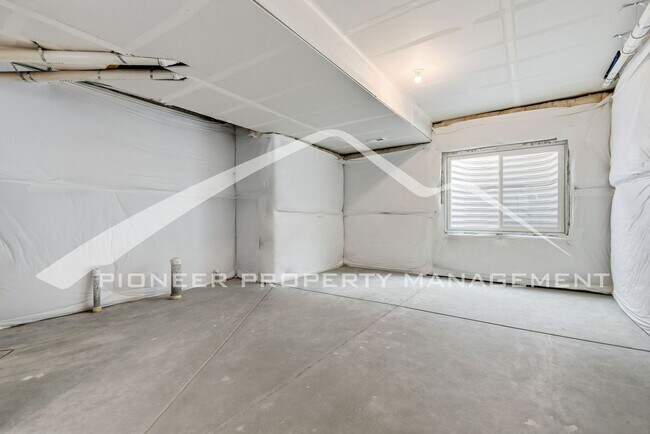 Building Photo - Gorgeous Home with Washer/Dryer and 2-Car Garage