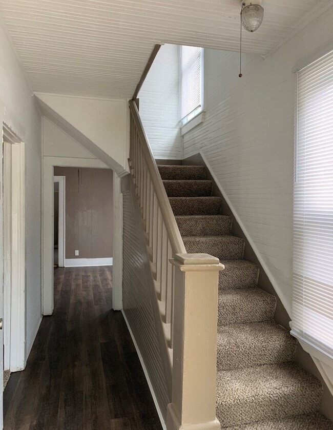 Building Photo - Spacious 4 Bedroom, 2 Bath Two-Story Home