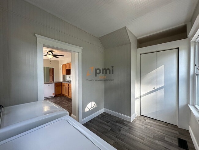 Building Photo - 2122 Elston St
