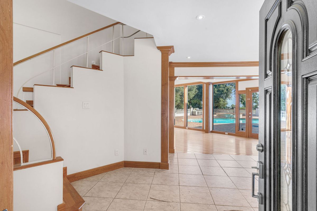 Building Photo - 3200 Oakley Dr