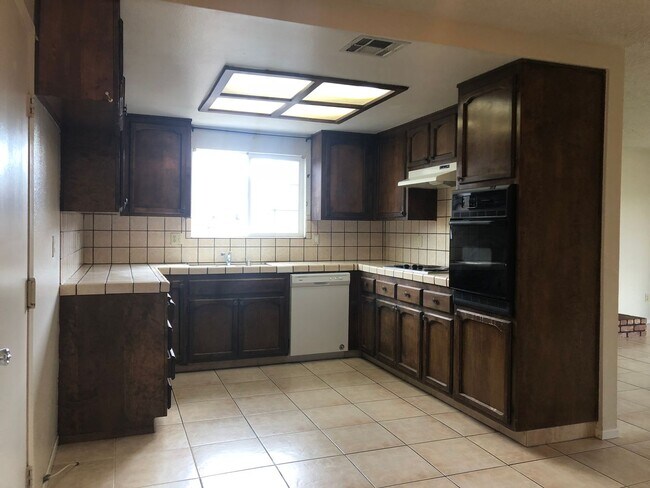 Building Photo - Walking distance to CSU Stanislaus