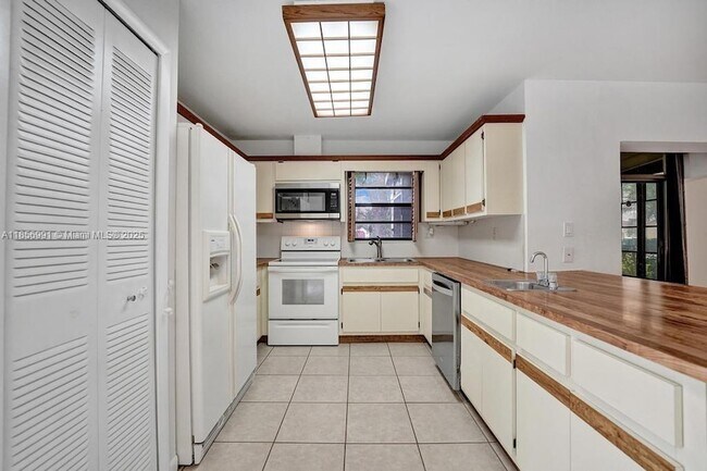 Building Photo - 9540 Sevilla Ln