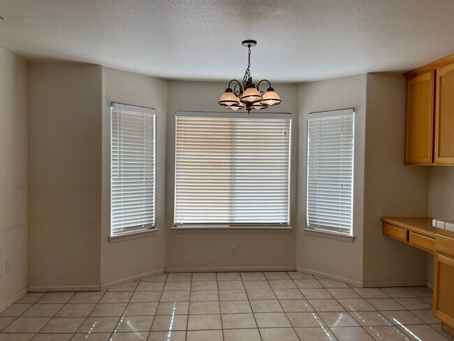 Building Photo - 3 bedroom, 2 bathroom in Apple Valley!