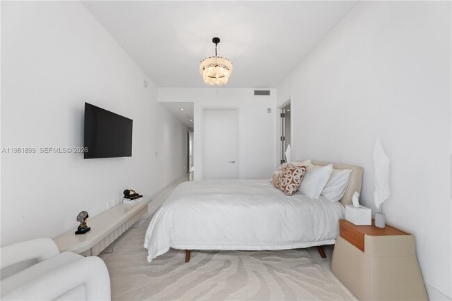 Building Photo - 16901 Collins Ave