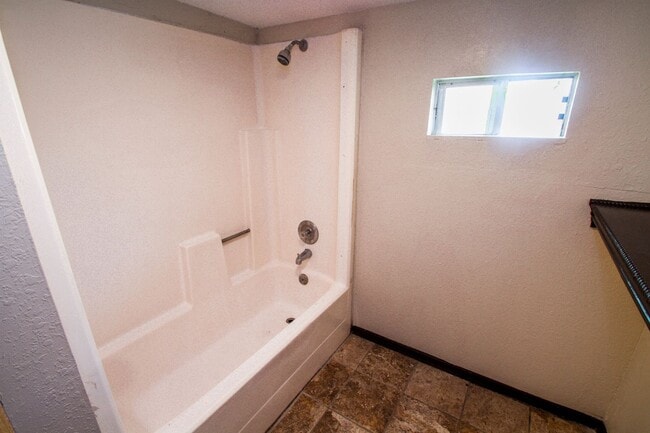 Building Photo - Your Family Home Near Dowtown