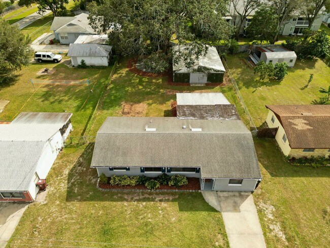 Building Photo - 4 bed 2 bath home
