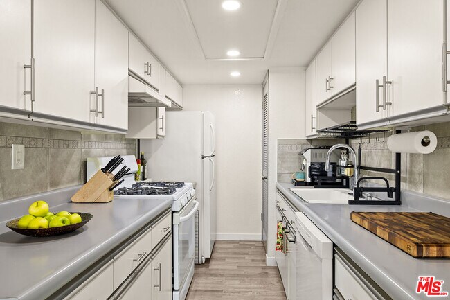 Building Photo - 252 W Spazier Ave