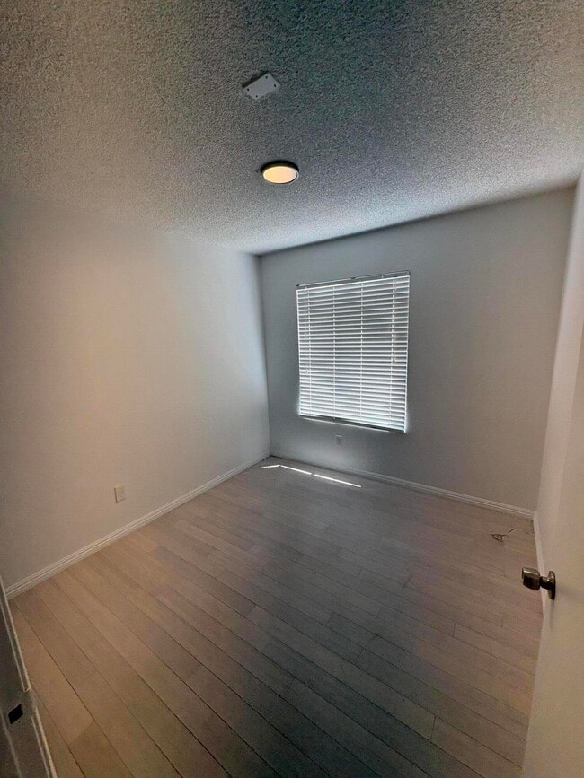 Building Photo - 2339 Lillyvale Ave