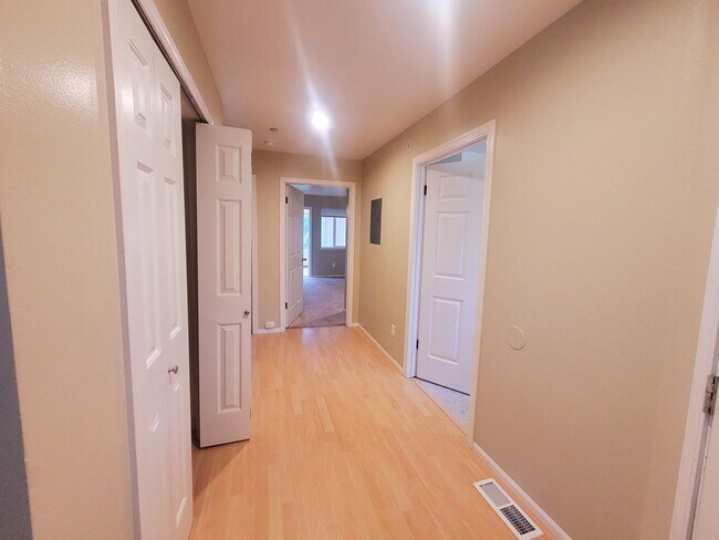 Building Photo - Bayview Townhouse Condo in Blaine with Gar...