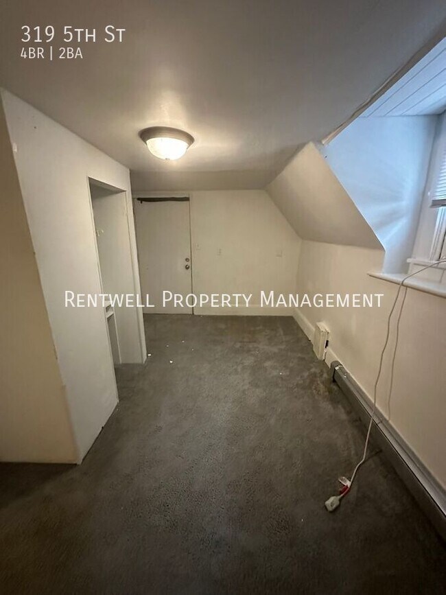 Building Photo - 319 5th St