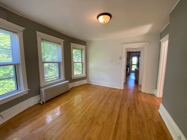 Building Photo - 920 E 5th St