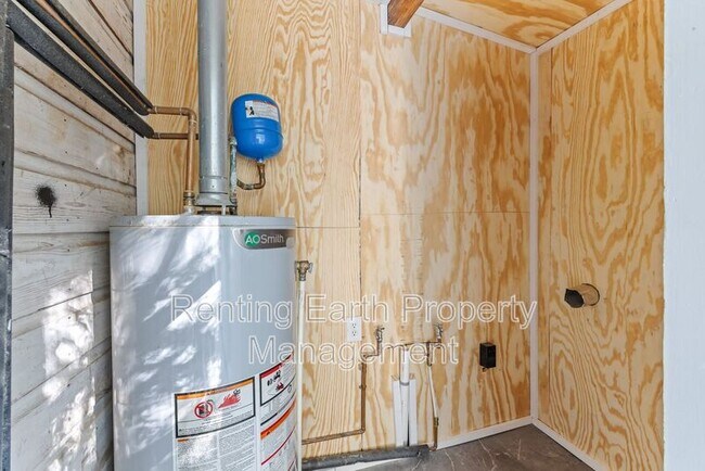 Building Photo - 604 Annie Laura Dr