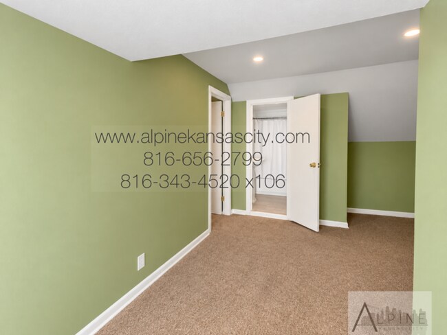 Building Photo - Cute HOUSE in Gillham Plaza, Gated Off Street Parking!