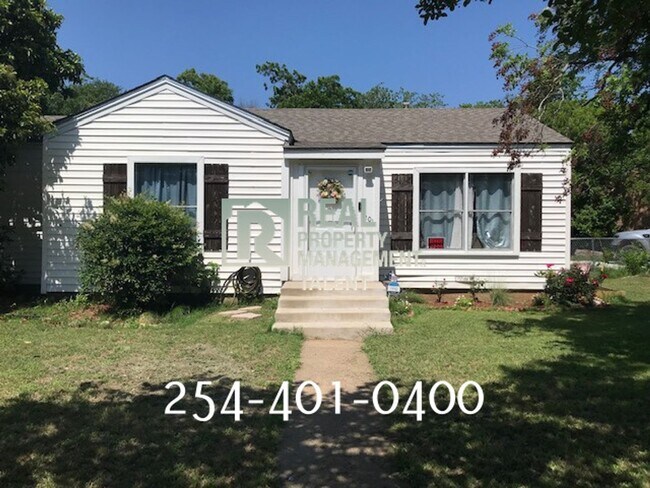 Building Photo - **Available in August** 3 Bedroom, 1 Bathr...