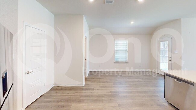 Building Photo - 402 Cliffmere Dr