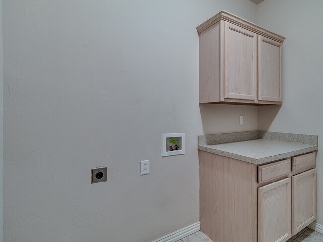 Building Photo - 2044 Sq. Ft. Home- Gated Community with a ...